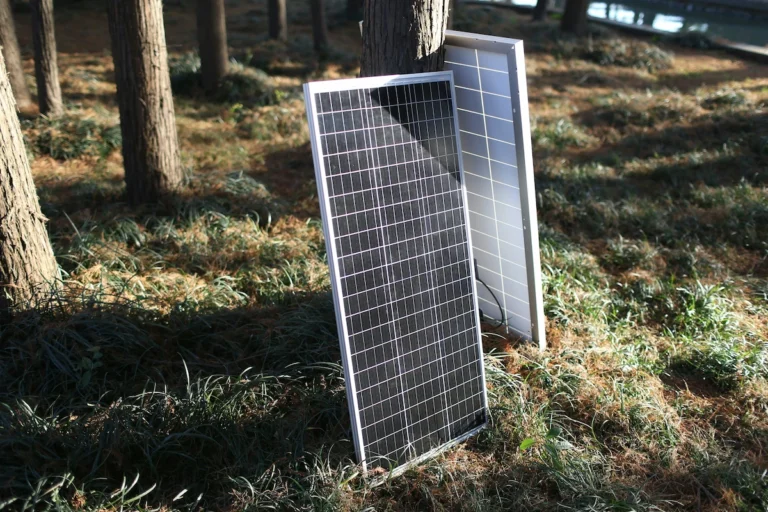 Cubierta de caja eléctrica exterior con tapa de policarbonato transparente en instalación solar fotovoltaica sobre tejado