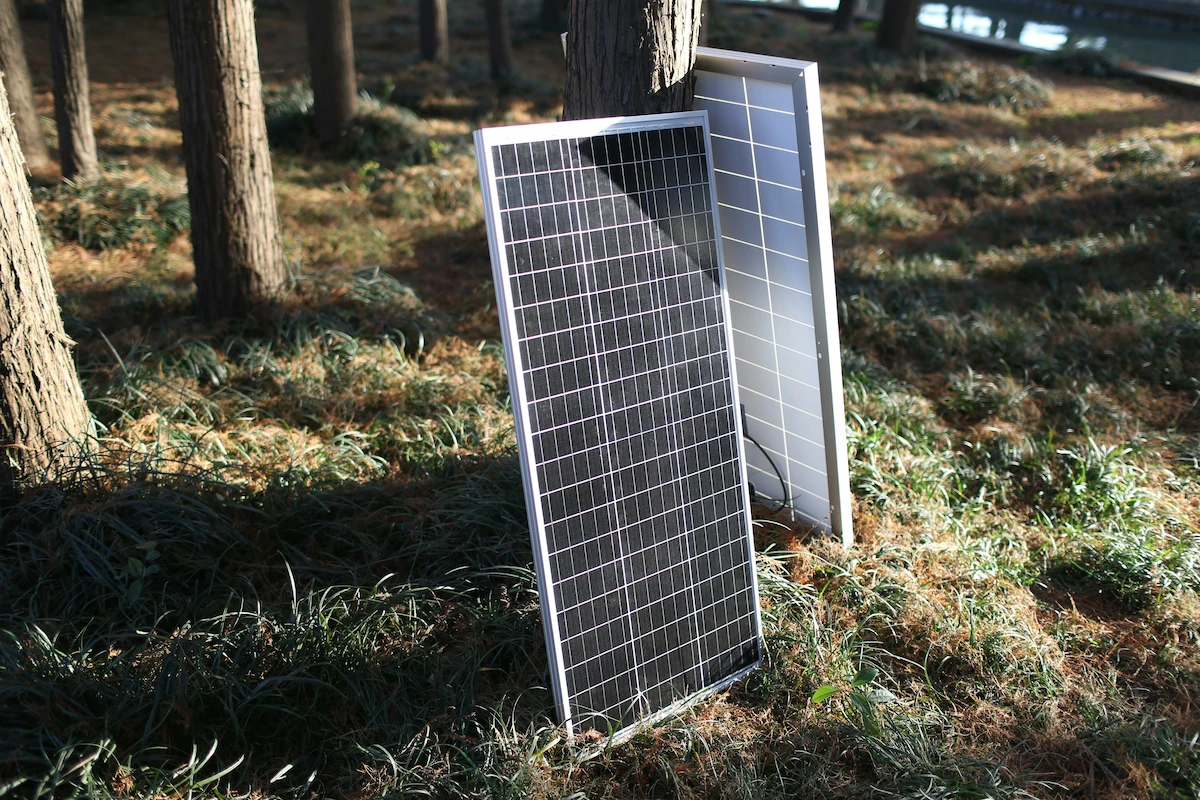 Couvercle de coffret électrique extérieur avec couvercle en polycarbonate transparent sur un système photovoltaïque en toiture