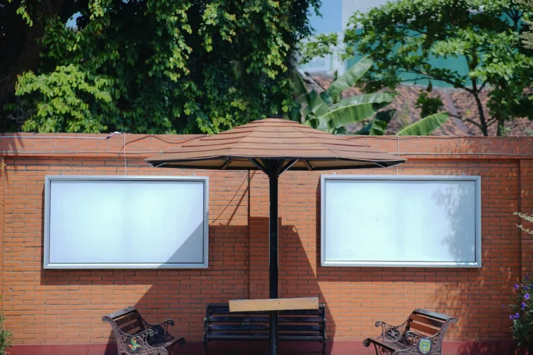 Caja eléctrica exterior estanca con clasificación IP66 instalada en un sistema solar fotovoltaico comercial